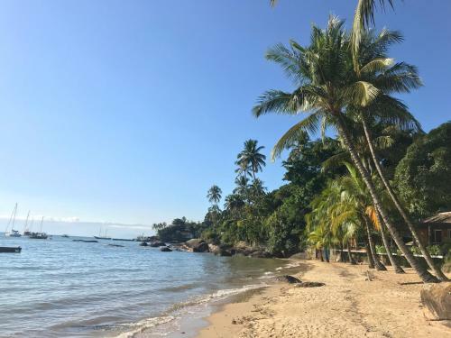 Casa Branca Bem Localizada Na Vila Ilhabela
