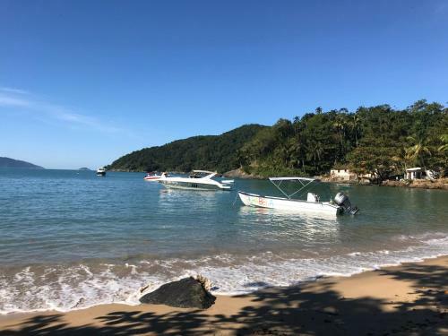 Casa Branca Bem Localizada Na Vila Ilhabela