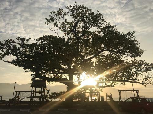 Casa Branca Bem Localizada Na Vila Ilhabela