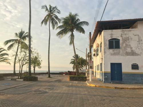 Casa Branca Bem Localizada Na Vila Ilhabela