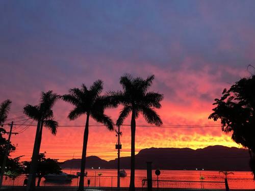 Casa Branca Bem Localizada Na Vila Ilhabela