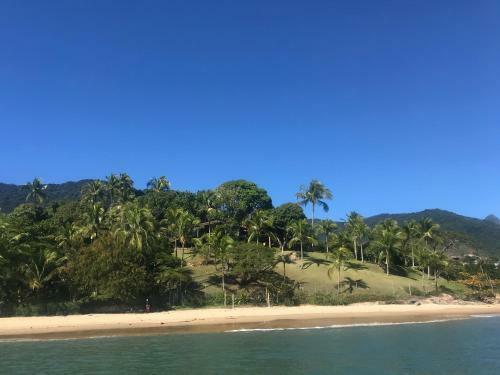 Casa Branca Bem Localizada Na Vila Ilhabela