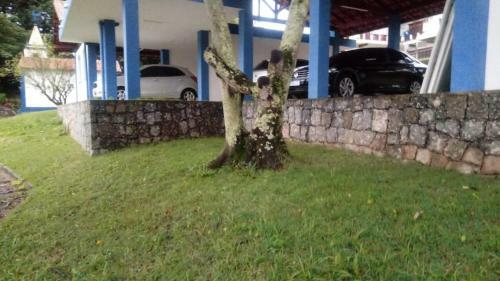 Casa Branca Bem Localizada Na Vila Ilhabela