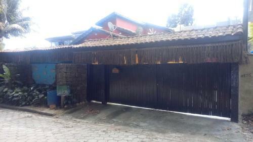 Casa Branca Bem Localizada Na Vila Ilhabela