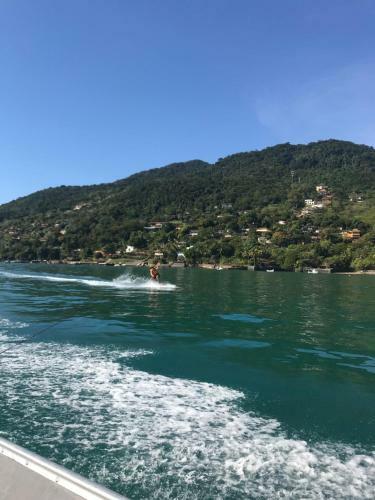 Casa Branca Bem Localizada Na Vila Ilhabela