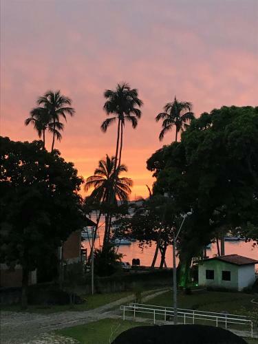 Casa Branca Bem Localizada Na Vila Ilhabela