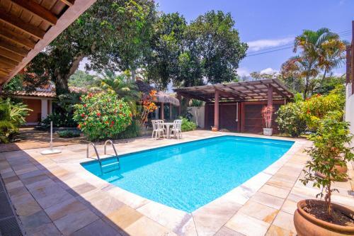 Casa Agrad�vel Com Piscina E Churrasqueira !