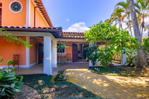 Casa Agrad�vel Com Piscina E Churrasqueira !
