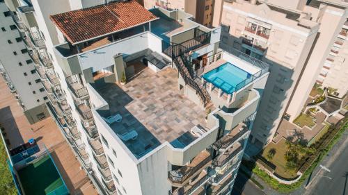 Apartamento Ap� Com Piscina E Ar - 2q Da Praia Da Enseada.