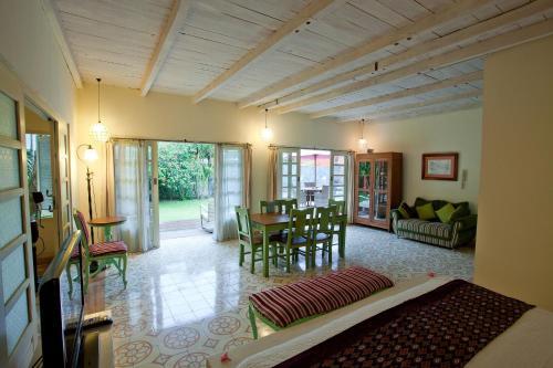 Deluxe Central Private Pool Villa (couple - 2 Persons)