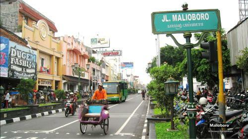 Hostal Roemah Noni Macanan