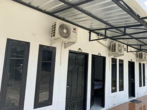 Hostal Recharge Cafe & Garasi Homestay