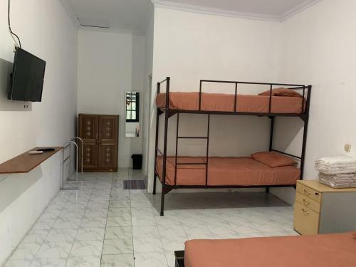 Hostal Recharge Cafe & Garasi Homestay