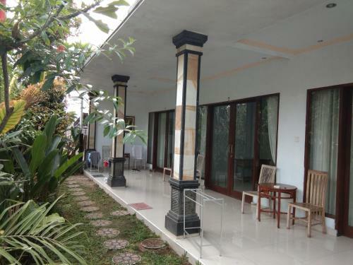 Hostal The Wina Echo Beach Guest House