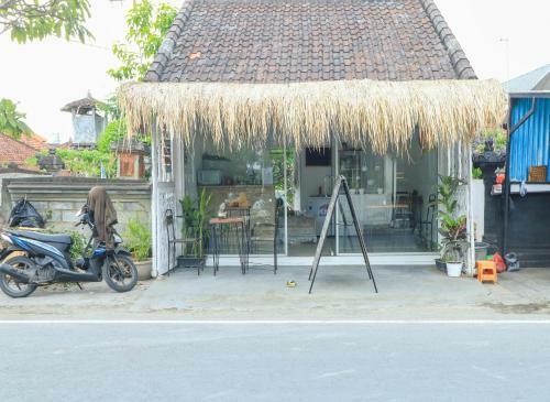 Hostal The Wina Echo Beach Guest House