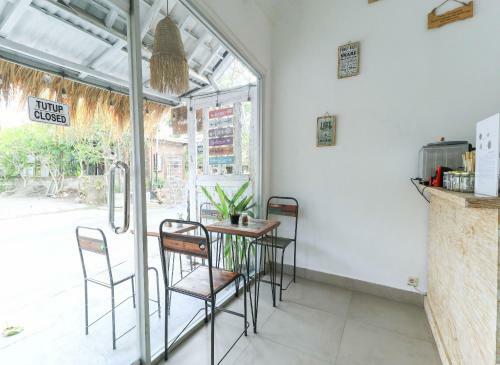Hostal The Wina Echo Beach Guest House