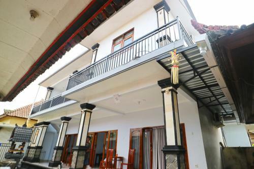 Hostal The Wina Echo Beach Guest House