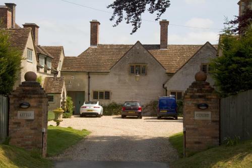 Hostal Little Court