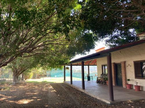 Casa Campestre Con Terraza Y Jard�n