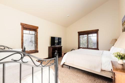 Bison - Mountain Home W Hot Tub & Views