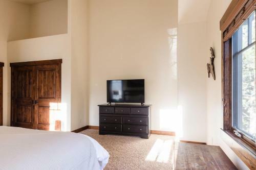 Bison - Mountain Home W Hot Tub & Views