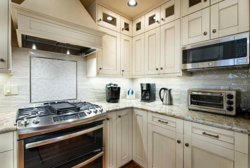 Woods Live Oak Townhome - Cozy - Under Gondola