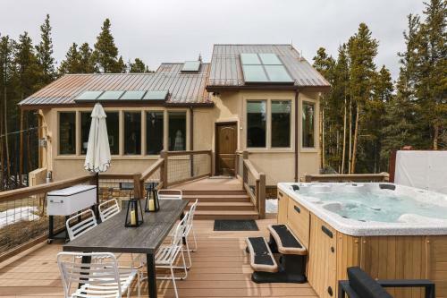 Treehouse - Secluded Mountain Cabin W Hot Tub & Treehouse