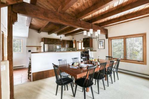 Treehouse - Secluded Mountain Cabin W Hot Tub & Treehouse