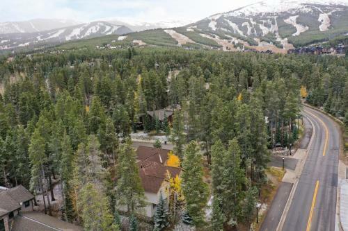 Grandview Dr 2 - River Rock
