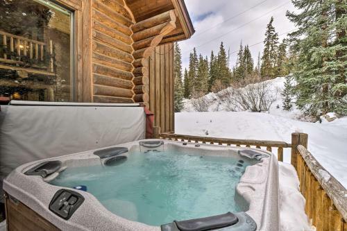 Rustic Mtn Cabin With Private Hot Tub And Deck!