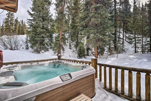 Rustic Mtn Cabin With Private Hot Tub And Deck!