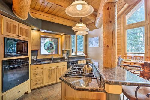 Rustic Mtn Cabin With Private Hot Tub And Deck!