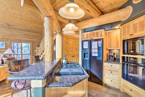 Rustic Mtn Cabin With Private Hot Tub And Deck!