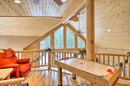 Rustic Mtn Cabin With Private Hot Tub And Deck!