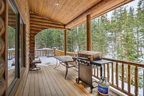 Rustic Mtn Cabin With Private Hot Tub And Deck!