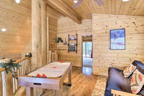 Rustic Mtn Cabin With Private Hot Tub And Deck!