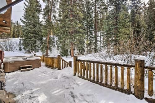 Rustic Mtn Cabin With Private Hot Tub And Deck!
