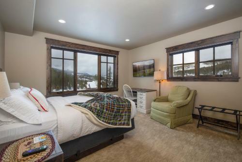 Spacious Elegance, 5 En-suites, Hiking Trail To Town, Packed With Amenities!