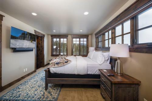 Spacious Elegance, 5 En-suites, Hiking Trail To Town, Packed With Amenities!