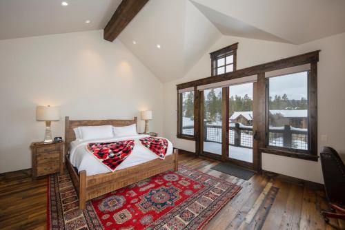 Spacious Elegance, 5 En-suites, Hiking Trail To Town, Packed With Amenities!
