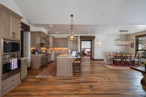 Spacious Elegance, 5 En-suites, Hiking Trail To Town, Packed With Amenities!