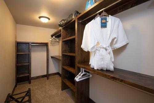 Spacious Elegance, 5 En-suites, Hiking Trail To Town, Packed With Amenities!