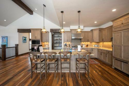 Spacious Elegance, 5 En-suites, Hiking Trail To Town, Packed With Amenities!