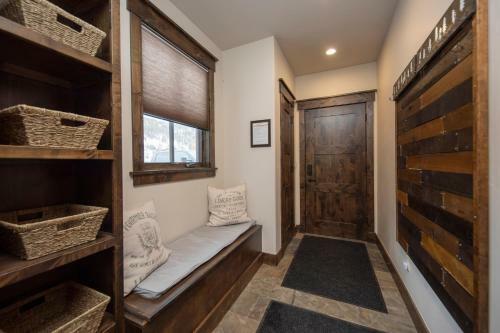 Spacious Elegance, 5 En-suites, Hiking Trail To Town, Packed With Amenities!