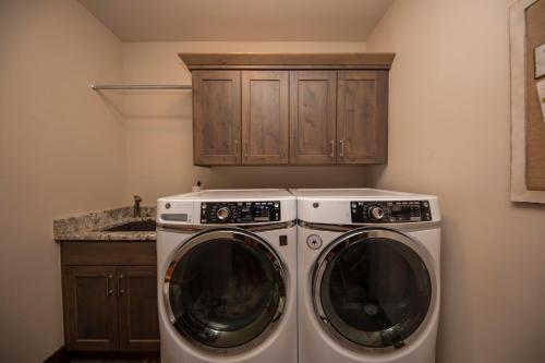 Spacious Elegance, 5 En-suites, Hiking Trail To Town, Packed With Amenities!