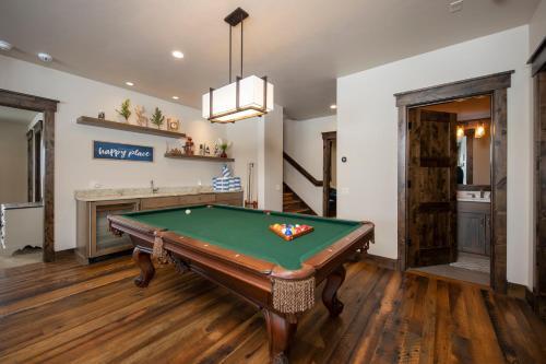 Spacious Elegance, 5 En-suites, Hiking Trail To Town, Packed With Amenities!