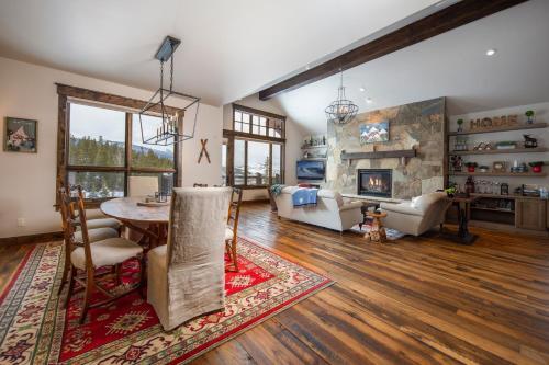 Spacious Elegance, 5 En-suites, Hiking Trail To Town, Packed With Amenities!