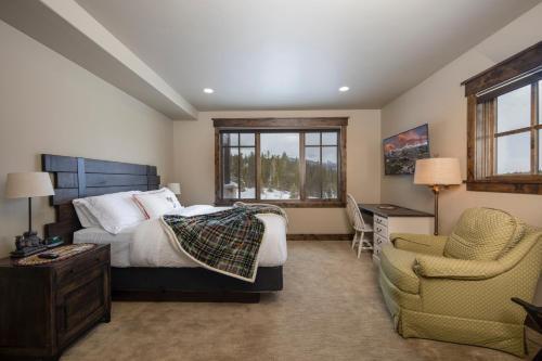 Spacious Elegance, 5 En-suites, Hiking Trail To Town, Packed With Amenities!