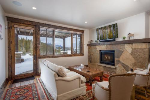 Spacious Elegance, 5 En-suites, Hiking Trail To Town, Packed With Amenities!