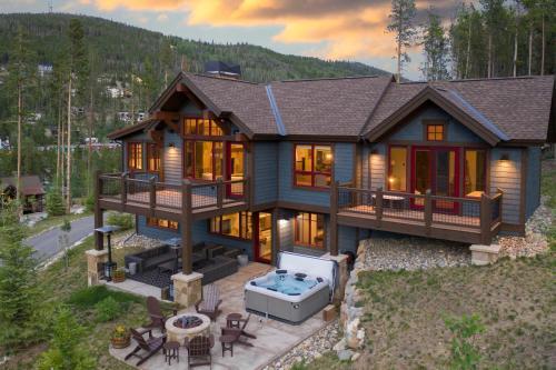 Spacious Elegance, 5 En-suites, Hiking Trail To Town, Packed With Amenities!
